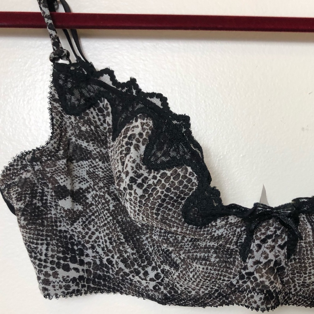 Women’s Jezebel Black and Gray Bra. Size 38D. NWT - Picture 2 of 8
